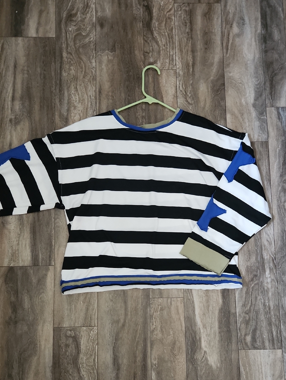 Source Unknown Black and White Striped Top with Blue Accents
